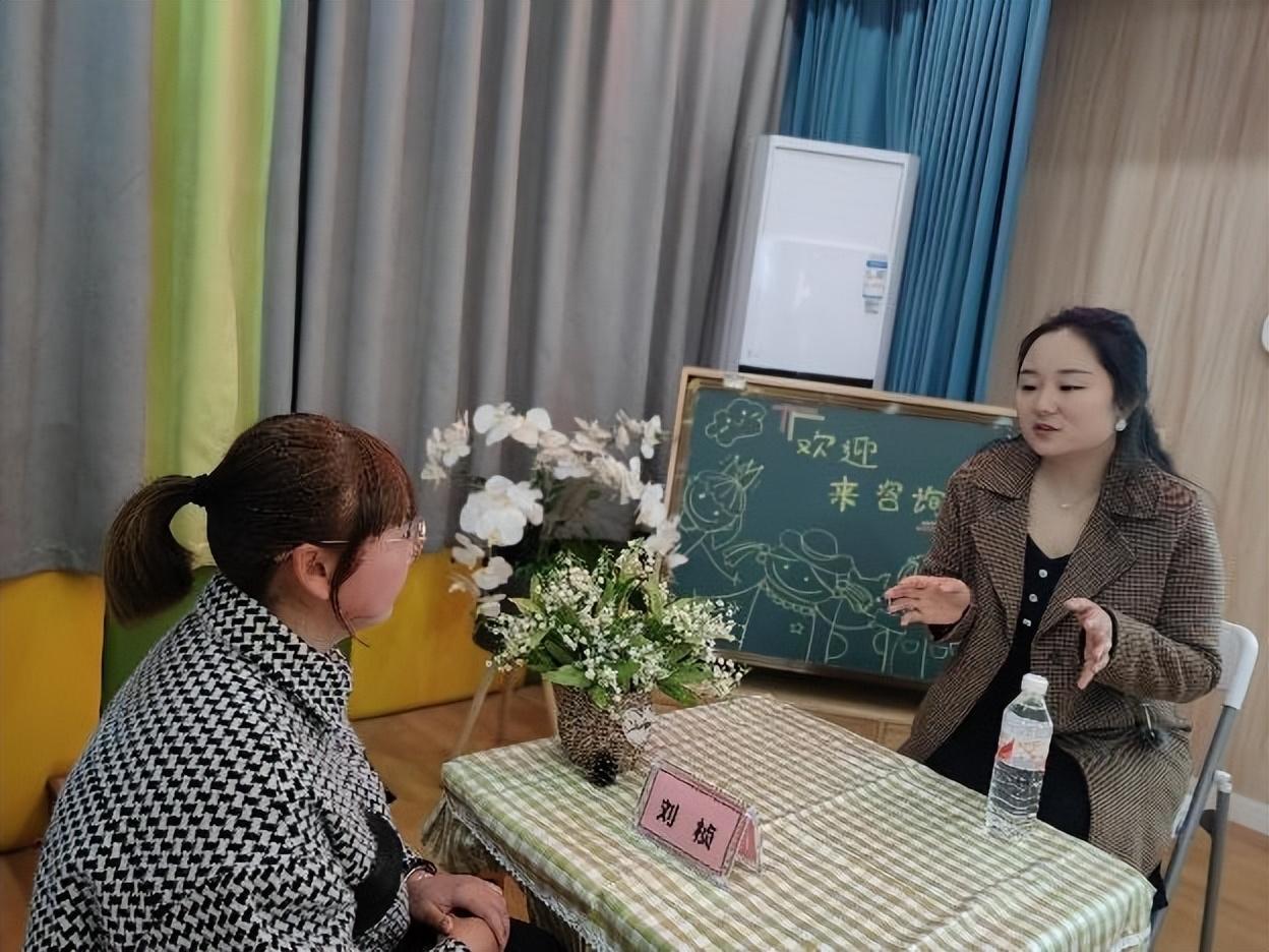 翠屏區(qū)家長學(xué)校走進(jìn)菜幼，點(diǎn)亮科學(xué)育兒之路——家庭教育公益講座與咨詢服務(wù)同步開展